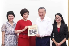 La directora general de la Agencia Vietnamita de Noticias (VNA), Vu Viet Trang, entregó al secretario general del Partido Comunista del país (PCV), To Lam, el libro de fotos bilingüe vietnamita-inglés “100 años de la Prensa Revolucionaria de Vietnam. (Fuente: VNA)