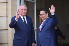 El primer ministro vietnamita, Pham Minh Chinh, y su homólogo francés, François Bayrou. (Fuente: VNA)