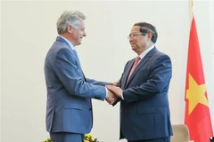 El primer ministro vietnamita, Pham Minh Chinh, y Fabien Roussel, secretario nacional del Partido Comunista Francés. (Fuente: VNA)