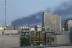 Humo se eleva tras una explosión en Teherán, Irán, el 15 de junio de 2025. (Foto: Xinhua/VNA)