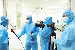 Periodistas trabajando en Da Nang durante el período complejo de la pandemia de la Covid-19. (Foto: VNA)