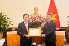 El viceministro permanente de Relaciones Exteriores Nguyen Minh Vu entregó la medalla conmemorativa “Por la causa de la diplomacia vietnamita” al director general del grupo surcoreano Samsung en el país indochino, Choi Joo Ho. (Fuente: VNA)