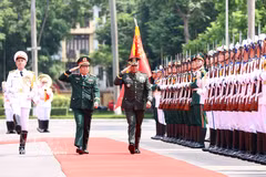 El general Nguyen Tan Cuong, jefe del Estado Mayor General del Ejército Popular de Vietnam y viceministro de Defensa, y el general Romeo Brawner Junior, jefe del Estado Mayor de las Fuerzas Armadas de Filipinas, en el acto de bienvenida. (Fuente: VNA)