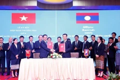 El ministro de Industria y Comercio de Vietnam, Nguyen Hong Dien, y el ministro de Industria y Comercio de Laos, Malaithong Kommasith, firmaron el nuevo Acuerdo Comercial entre ambos países (Vientiane, 8 de abril de 2024). (Fuente: VNA)