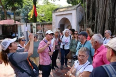 Turistas internacionales visitan el Templo de la Literatura. (Foto: VNA)