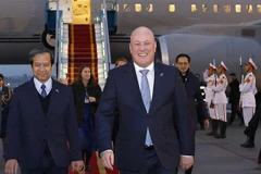 El ministro de Educación y Formación, Nguyen Kim Son, y el vicecanciller Do Hung Viet, recibieron al primer ministro de Nueva Zelanda, Christopher Luxon, en el Aeropuerto Internacional de Noi Bai. (Fuente: VNA)