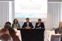 Vu Van Dien (centro), vicepresidente permanente del Comité Popular de Quang Ninh, junto con líderes provinciales, conversó con los delegados asistentes al foro. (Foto: VNA)