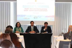 Vu Van Dien (centro), vicepresidente permanente del Comité Popular de Quang Ninh, junto con líderes provinciales, conversó con los delegados asistentes al foro. (Foto: VNA)