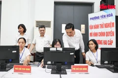 Las autoridades del distrito de Yen Hoa - Hanoi revisan el sistema de tecnología de la información en el primer día de pruebas de la administración local de dos niveles. (Fuente: VNA)