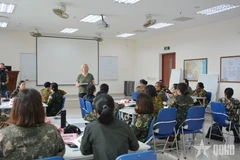 Mujeres militares participan en el curso de entrenamiento. (Foto: QĐND)