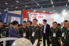 Representantes vietnamitas en el evento. (Fuente: qdnd.vn)