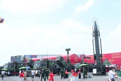 Exhibición al aire libre con misiles y armas militares producidas y modernizadas por las Corporaciones de la Industria de Defensa de Vietnam. (Foto: VNA)