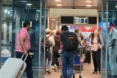 Un grupo de ciudadanos vietnamitas ingresa al aeropuerto de El Cairo (Egipto) para regresar a la tierra natal. (Fuente: Embajada de Vietnam en Israel)