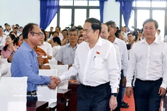 El presidente de la Asamblea Nacional de Vietnam, Tran Thanh Man, y votantes de la comuna de Tan An Hoi. (Fuente: VNA)