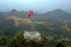La torre de la bandera de Lung Cu se encuentra a una altitud de casi mil 500 metros sobre el nivel del mar y a 24 km del distrito de Dong Van. (Foto: VNA)