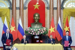 El presidente de Vietnam, To Lam, y su homólogo ruso, Vladimir Putin, presenciaron el intercambio de documentos firmados entre ambos países la tarde del 20 de junio de 2024. (Foto: VNA)