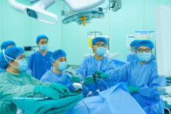 Médicos vietnamitas en la cirugía. (Fuente: VNA)