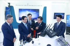 El primer ministro Pham Minh Chinh visita la sala tradicional y de productos tecnológicos del Grupo VNPT. (Fuente: VNA)