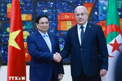 El primer ministro vietnamita, Pham Minh Chinh, se reúne con el presidente de la Asamblea Nacional Popular (APN) de Argelia, Ibrahim Boughali. (Fuente: VNA)