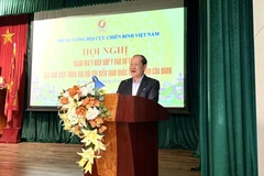 El teniente general Be Xuan Truong, vicepresidente del Comité Central del Frente de la Patria de Vietnam y titular de la Asociación de Veteranos de Vietnam, habla en el evento. (Fuente: VNA)