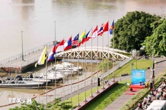 El conjunto de banderas de la ASEAN se encuentra en el parque Bach Dang, a orillas del río Saigon, en pleno centro de Ciudad Ho Chi Minh. (Foto: VNA)