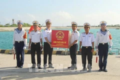 El comandante de la isla Song Tu Tay recibió las urnas del grupo de trabajo de la Brigada 146, Región 4 de la Armada. (Fuente: VNA)