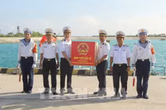 El comandante de la isla Song Tu Tay recibió las urnas del grupo de trabajo de la Brigada 146, Región 4 de la Armada. (Fuente: VNA)