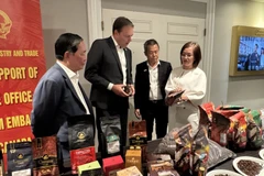Tran Thu Quynh, consejera comercial de Vietnam en Canadá (derecha), presenta productos de café de alta calidad al presidente de la Asociación Canadiense del Café (segundo desde la izquierda). (Fuente: VNA)