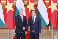 El presidente de la Asamblea Nacional de Vietnam, Tran Thanh Man, sostiene conversaciones con su homólogo húngaro, Kover Laszlo. (Fuente: VNA)
