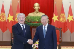 El secretario general del Partido Comunista de Vietnam, To Lam, recibió al primer ministro de la República de Kirguistán, Adylbek Kasimalyev. (Fuente: VNA)