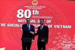 El embajador de Vietnam en la República Checa, Duong Hoai Nam, y el ministro de Relaciones Exteriores checo, Jan Lipavský, en el evento. (Fuente: VNA)