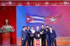 El presidente del Comité Central del Frente de la Patria de Vietnam, Do Van Chien, y delegados en el lanzamiento de la campaña. (Fuente: VNA)