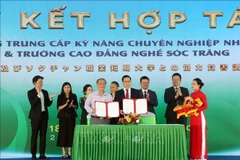 Firma de acuerdo de cooperación en materia de formación entre JPC y el Colegio vocacional Soc Trang. (Fuente: VNA)