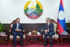 El ministro laosiano de Relaciones Exteriores, Thongsavanh Phomvihane, recibe al embajador de Vietnam en Laos, Nguyen Minh Tam. (Fuente: VNA)