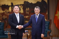 El primer ministro de Vietnam, Le Minh Hung, (derecha) recibe al gobernador de la prefectura japonesa de Yamanashi, Nagasaki Kotaro. (Fuente: VNA)