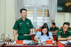 El coronel Pham Le Xuan Binh, comandante del Comando de Guardafronteras de Can Tho en una reunión sobre la IUU. (Fuente: VNA)