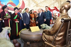 El viceprimer ministro Bui Thanh Son visita el stand de la provincia de Bac Ninh en la Feria de Primavera de 2026. (Fuente: VNA)