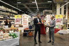 El embajador de Hanoi en Berlín, Vu Quang Minh, y Marco Berger, director ejecutivo de cadena de supermercados Selgros. (Fuente: VNA)