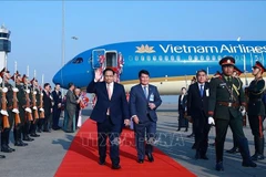 Acto de bienvenida al primer ministro vietnamita, Pham Minh Chinh, en en el Aeropuerto Internacional de Wattay, Laos. (Fuente: VNA)