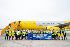 Representantes de Vietravel Airlines y el nuevo avión. (Fuente: Internet)