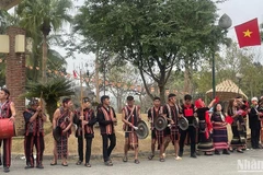 Tocan gongs para celebrar la primavera. (Foto: Nhan Dan)