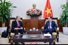 El miembro del Comité Central del Partido Comunista y ministro de Relaciones Exteriores de Vietnam, Le Hoai Trung, recibe a Fukuda Tomikazu, gobernador de la prefectura japonesa de Tochigi. (Fuente: VNA)