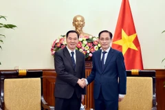 El ministro vietnamita de Relaciones Exteriores, Le Hoai Trung y el ministro laosiano de Educación y Deportes, Thongsalith Mangnomek. (Fuente: VNA)