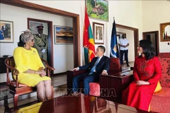 La gobernadora general de Granada, Cecile La Grenade, recibe al embajador vietnamita en Venezuela, concurrente en Saint George, Vu Trung My, y su esposa. (Foto cortesía de la Embajada de Vietnam en Venezuela)