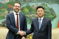 El viceministro vietnamita Le Thanh Long recibe al embajador de Reino Unido en el país, Iain Frew. (Fuente: VNA)