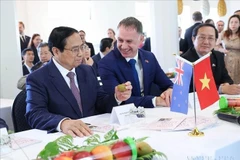El primer ministro vietnamita, Pham Minh Chinh, con productos del Instituto de Investigación de Plantas y Alimentos de Nueva Zelanda (Auckland, 10 de marzo de 2024). (Fuente: VNA)