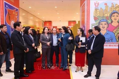 La subdirectora general de la Agencia de Noticias de Vietnam, Nguyen Thi Su, presenta la exposición fotográfica de la entidad en el XI Congreso Nacional de Emulación Patriótica a la vicepresidenta Vo Thi Anh Xuan. (Fuente: VNA)