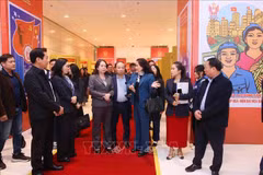 La subdirectora general de la Agencia de Noticias de Vietnam, Nguyen Thi Su, presenta la exposición fotográfica de la entidad en el XI Congreso Nacional de Emulación Patriótica a la vicepresidenta Vo Thi Anh Xuan. (Fuente: VNA)