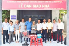 Entregan la gran casa solidaria a Neang Bich, ciudadana en el barrio de Chi Lang, comuna de Tinh Bien, provincia de An Giang. (Fuente: VNA)