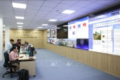 El centro de monitoreo y gestión urbana inteligente de la provincia de Dak Lak genera y descentraliza la autoridad entre departamentos, ramas, sectores y 102 comunas y barrios a lo largo de la provincia. (Foto: VNA)